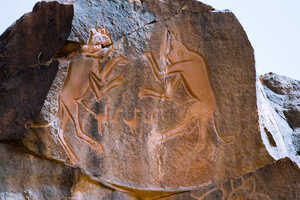 ワディ・メトカンドゥーシュの、動物が擬人化された見事な線刻画