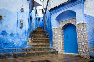 モロッコならではのタイルで彩られた家の門