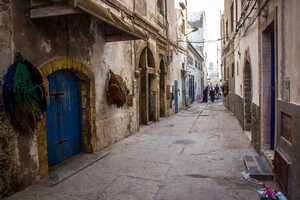 旧市街の通りも、白壁に青い扉と黄色い門の縁取りが目を引きます