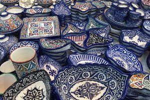 フェズを代表する工芸品、青が特徴的な陶器