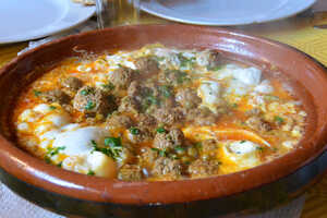 モロッコ料理といえば、独特の形状をした鍋を使ったタジン