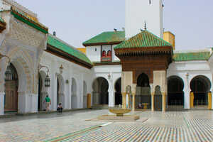 旧市街のほぼ中心に位置する、ケロアンからの移民が築いたカラウィン・モスク