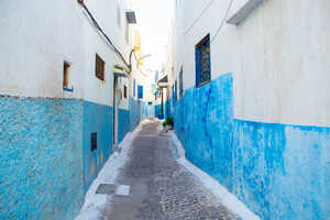 城壁内の街区の壁面は青と白で統一されています