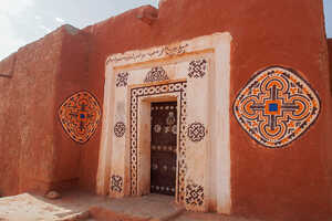 家の門の両側と門扉に施されたアラベスク模様の装飾
