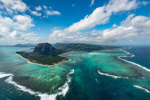 ヘリコプターによる遊覧飛行でのみ見られる、「海の滝」と呼ばれるサンゴ礁の景観