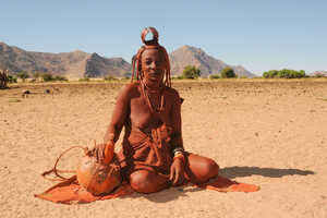伝統的な暮らしを続けるヒンバの人々