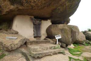 巨岩の周囲には3つの神殿があり、ブードゥ教のオリシャ神の像が祀られています