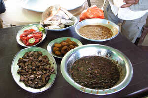 味の異なる豆煮込み、砂肝、ターメイヤと野菜の食事