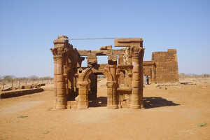 ナカの神殿前に築かれた、様々な文化の影響が見られるキオスク