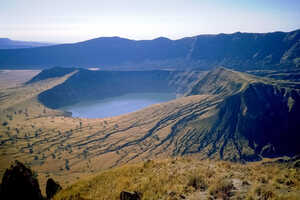 カルデラ湖を有するマッラ山