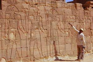 ナカの神殿横の見事なレリーフ。古代エジプトの神々に加えて、ヌビアならではの神も彫られています。