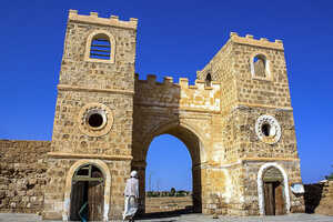 紅海の真珠と称えられた、古の港湾都市スアキンの門