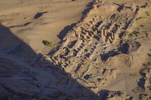 岩山の麓に造営された大アムン神殿の遺構