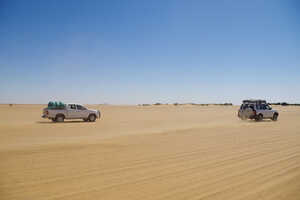 平らな砂原が広がる、ヌビア砂漠の南部
