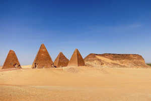 クシュ王国ナパタ期の都で聖地でもあるジュベル・バルカルとピラミッド