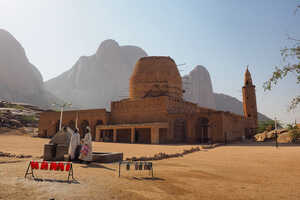 奇妙な形をしたサッカラの岩山をバックに佇む、サイード・アル・ハッサンの霊廟とモスク