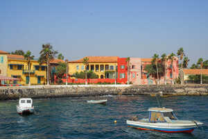 カラフルな家が並ぶゴレ島の港
