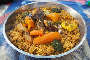 セネガルの国民的料理チュブジェン（魚と野菜の炊き込みごはん）