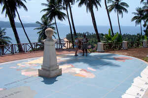 サントメ島の南にある小島、ロラス島にある赤道の碑
