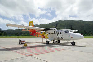 島から島への移動手段は主に国内線の軽飛行機