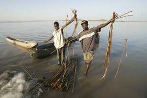 チャド湖で網を使って漁をする人々
