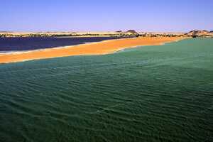 砂の仕切り一つを隔てただけで色が異なる2つの湖