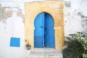 白・青・黄色のコントラストが美しいドア