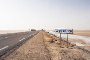 北アフリカ最大の塩湖ショット・エル・ジェリドを貫く道
