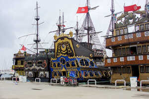 島はオスマン帝国支配下の海賊たちが本拠としていたこともあり、海賊船クルーズが有名