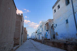薄く青色に塗られた壁が美しく映える、夕暮れのケロアン旧市街