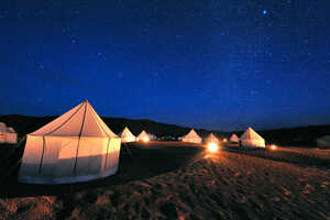 星空が美しい砂漠のキャンプの夜