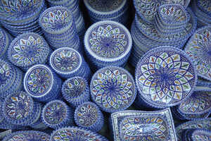 北部のお土産の代表格、美しく彩色された陶器