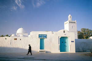 白と水色に統一されたジェルバ島のモスク