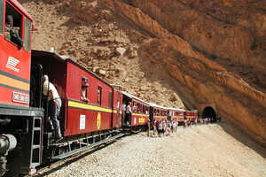 メトラウィ駅から山岳景観の中を往復する観光列車「レザー・ルージュ（赤いトカゲ）」