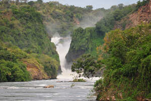 ナイル川の川幅が6メートルほどに狭められ約40メートルの落差をもつマーチソン滝。ボートで近づけます