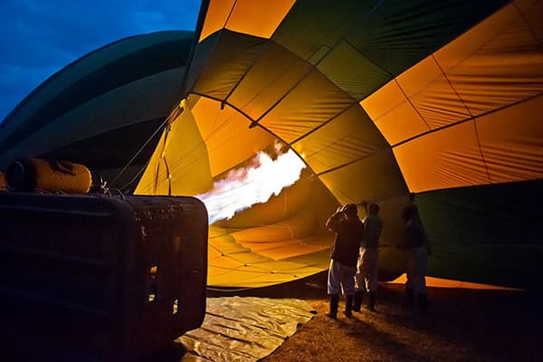 夜明け前、これから始まる空の旅を前に期待が高まります。