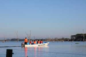 水鳥やカバなどを狙ってボートサファリ