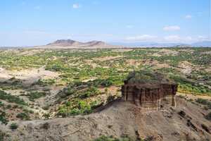 3層からなる堆積地層がむき出しとなった峡谷