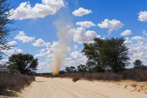 大地が熱せられ、上昇気流を作り出し、大きなつむじ風を発生させることも