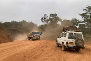 ロペ国立公園からランバレネへは車移動。悪路が続きます