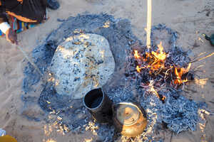 砂漠旅の料理も楽しみです。一押しは「砂漠のパン」と呼ばれるホブズ・メッラ
