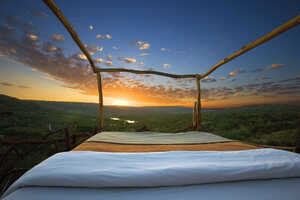 ケニア北部 ロイサバ・スターベッドで眠るサファリ 8日間