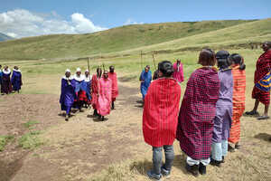 歓迎を受ける旅行者たち