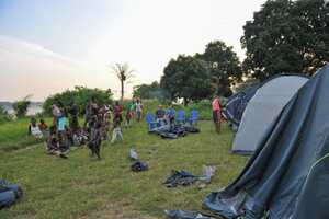 テント設営しながら村人たちと交流