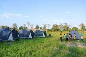 村の空き地やサッカー場でキャンプ