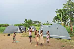 小さな村の素朴な子供たち