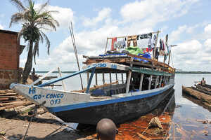 使用する舟。リビング、キッチン、シャワー＆トイレ完備。充電も可