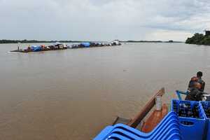 行き交う平底船