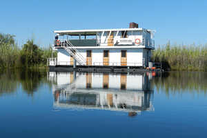 オカバンゴデルタでは、水路に浮かぶ船室付きのハウスボートに宿泊