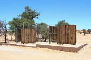 トイレは穴式、シャワーはバケツシャワーが必要な囲いと吊り下げバーのみ設備